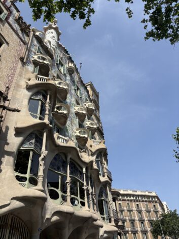 Barcelona itinerary for Kids casa Battlo facade